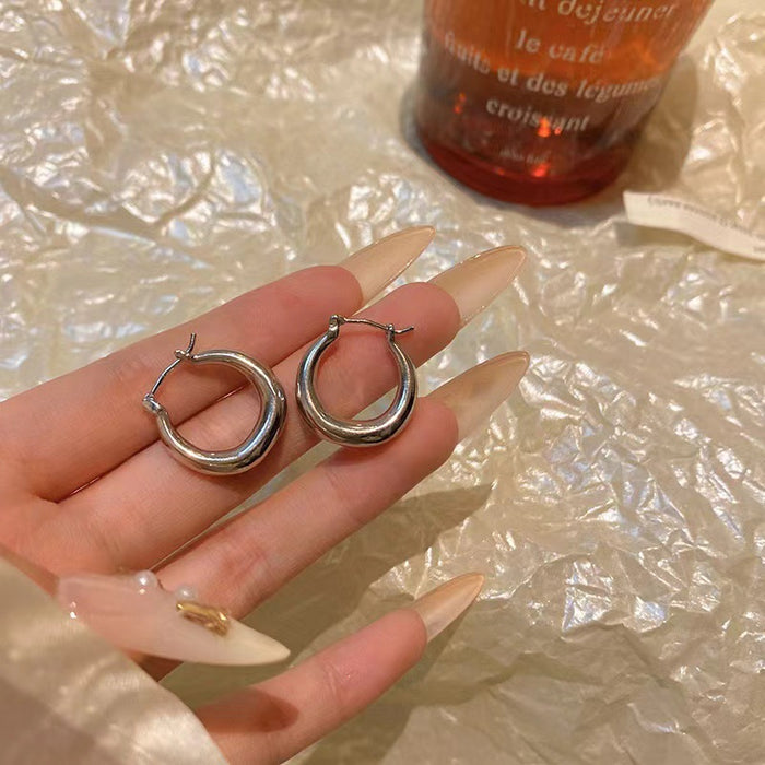 Wholesale New smooth circle earrings with light luxury, fashionable simplicity, high-end feel, niche design personality