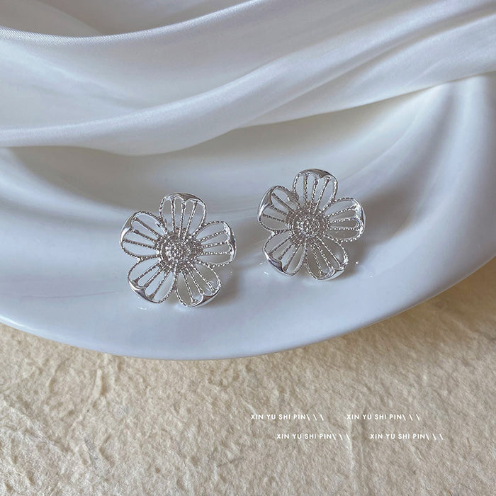Wholesale Silver needle hollowed out silver flower earrings, new exquisite, light luxury, simple and versatile earrings