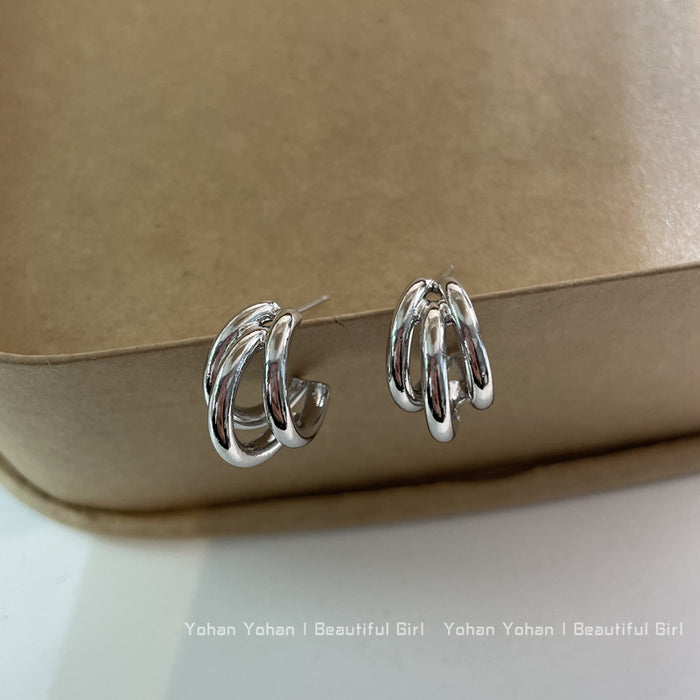 Wholesale Metallic ear clip earrings with a sense of luxury, simplicity, and temperament. Earrings with circular rings and no ear holes for women, painless