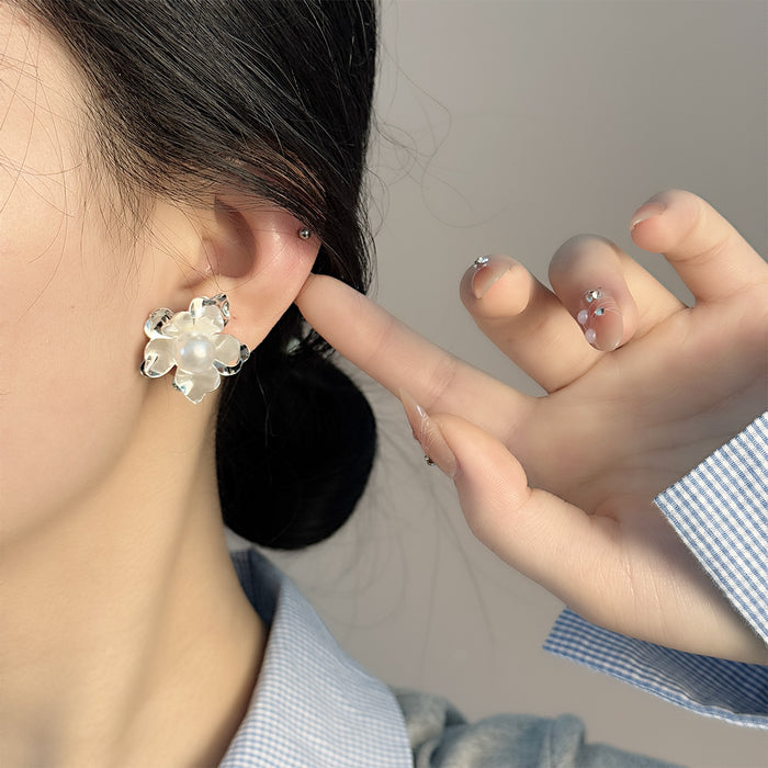 Wholesale Personalized and niche pearl flower earrings with a stylish and versatile design