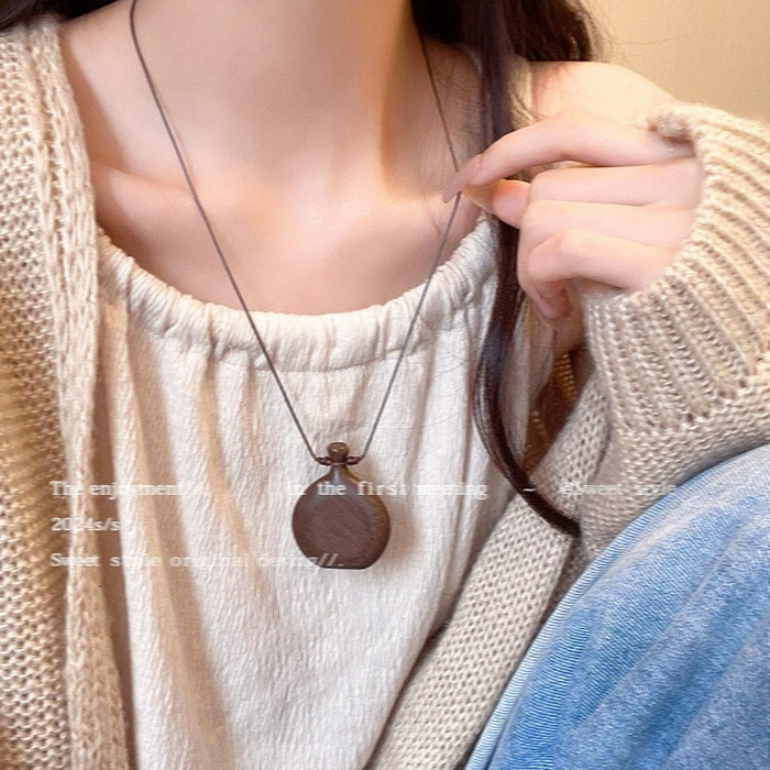 Wholesale Vintage feather necklace, double-layer layered long sweater chain accessory