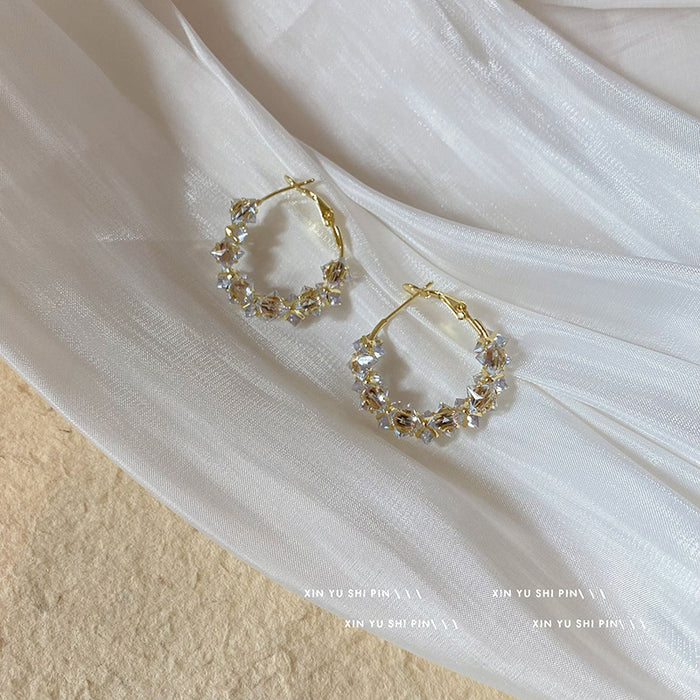 Wholesale New style of super sparkling crystal earrings with a light luxury temperament and a high-end feel. Creative and personalized design of ear rings, fashionable earrings