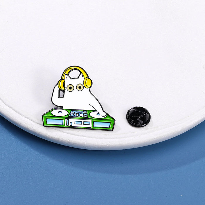 Wholesale White cat musical instrument cartoon brooch versatile creative small animal clothing n needle butterfly buckle metal badge