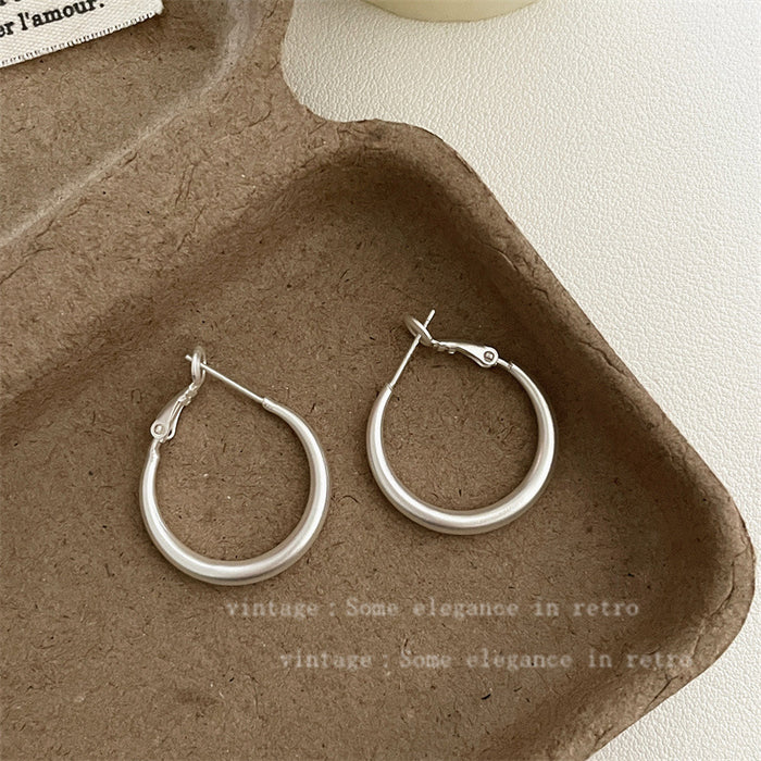 Wholesale Unique and niche style of plain earrings, fashionable and versatile earrings