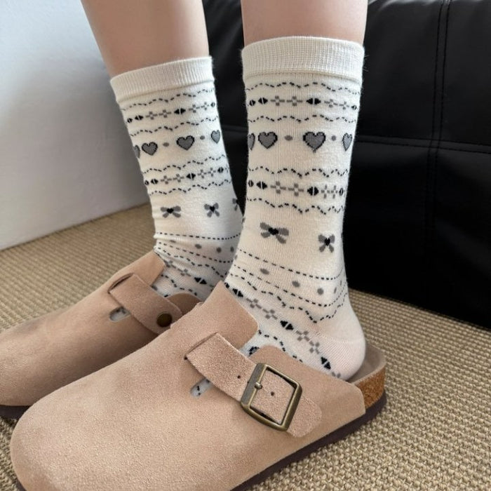 Wholesale Sweet and heart-shaped socks, with cute long socks worn outside