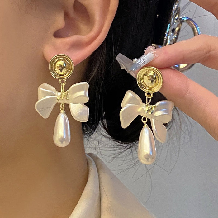 Wholesale Retro bow pearl earrings are fashionable, exquisite, versatile, and high-end geometric earrings and ear accessories