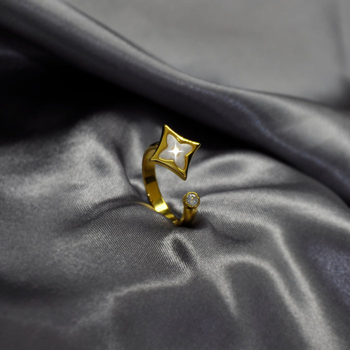 Wholesale Sharp flower round cake ring, light luxury mother of pearl plated 18K gold four leaf clover ring