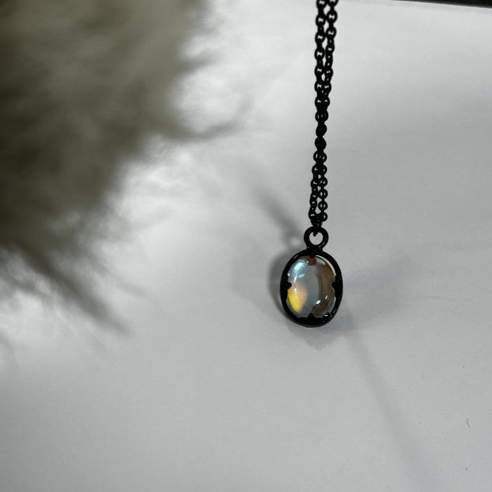 Wholesale Retro oval embedded AB color pendant, personalized and trendy collarbone chain