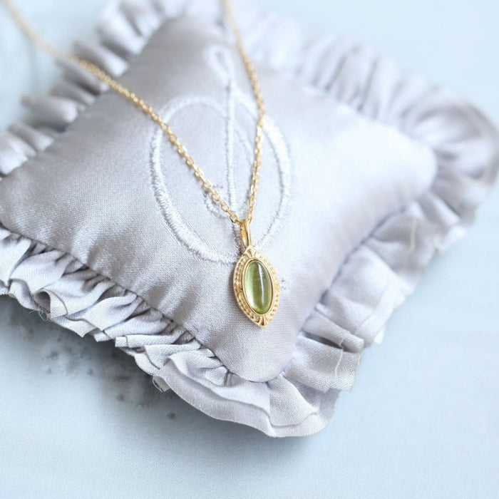 Wholesale Oval pendant, vintage gold-plated necklace, crystal collarbone chain