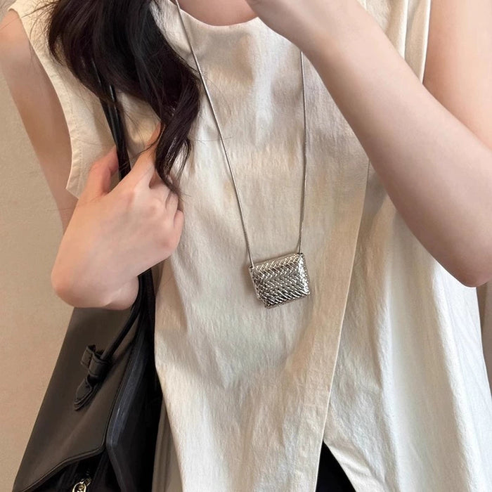 Wholesale Hollow flower heart-shaped necklace sweatshirt chain, fashionable and high-end sweater chain