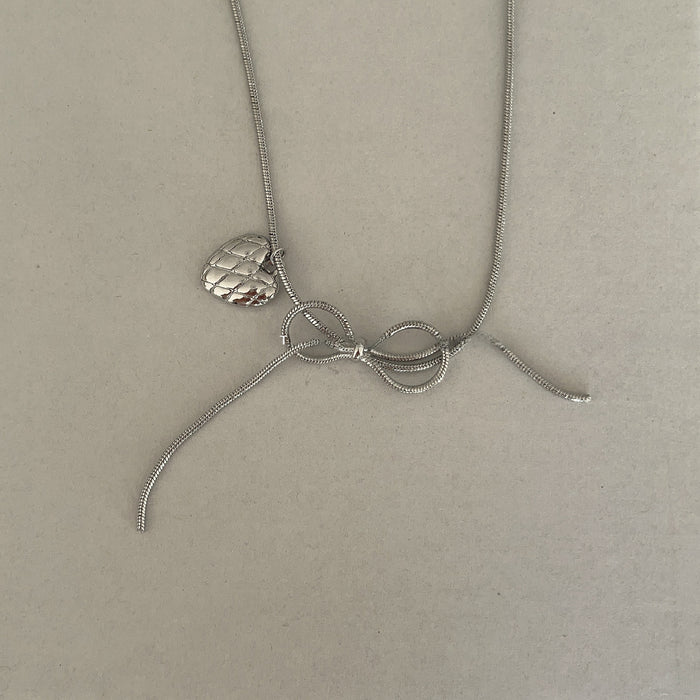 Wholesale Design a versatile silver bow collarbone chain for spicy girls, with a unique personality and a sweet and cool fashionable necklace. Love collarbone chain