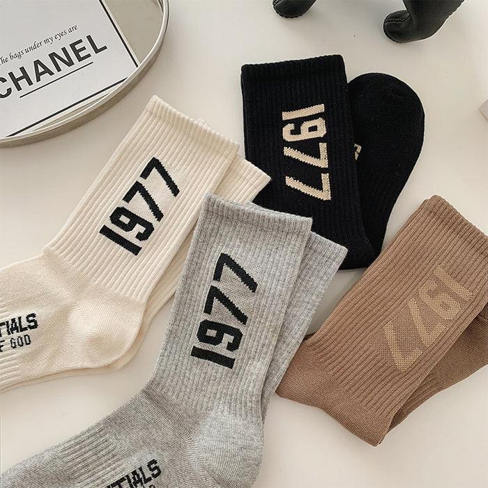 Wholesale Middle socks, number socks, letter socks, black and white college style socks