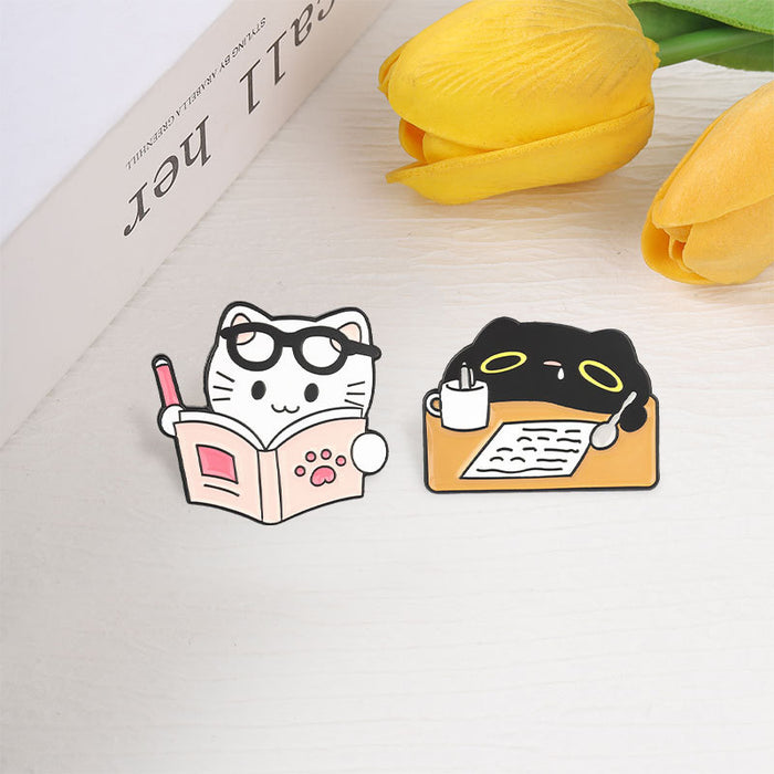 Wholesale Zinc Alloy Enamel Reading Cat Brooch Cute Student Backpack Pin Jewelry Accessory Gift