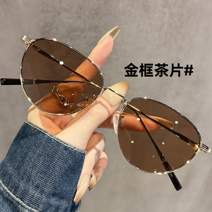 Wholesale Metal round frame cat eye sunshade sunglasses for men and women, gold frame tea leaf sunglasses