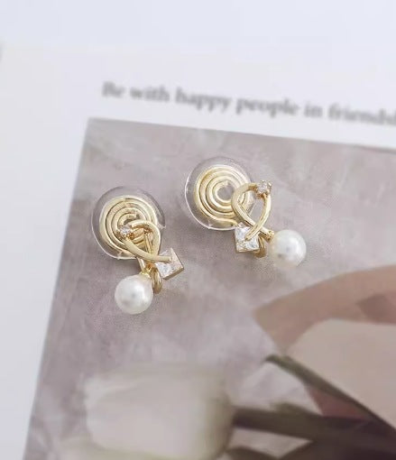 Wholesale Exquisite and compact earrings shine with a luxurious commuting feel, crossed zirconia ear clips