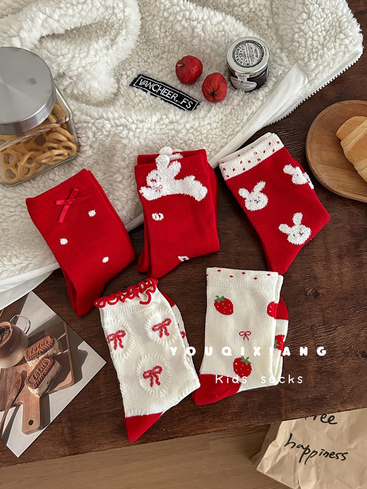 Wholesale Red mid-calf socks for girls in autumn and winter.