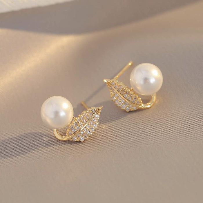 Wholesale Pearl silver needle earrings with elegant temperament, light luxury and niche design, high-end earrings