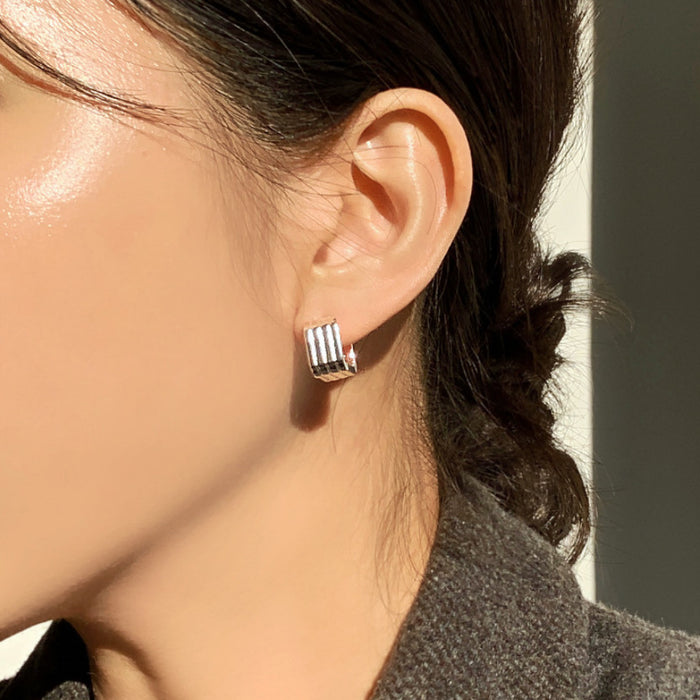 Wholesale Simple square smooth striped ear buckle for women, versatile, compact, exquisite, high-end ear accessory