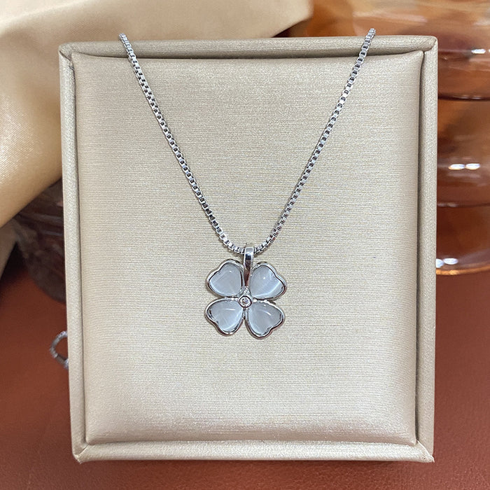 Wholesale Lucky Four-leaf Clover Necklace Women's Gold-plated Cat's Eye Exquisite Petal Clavicle Chain Simple Elegant Women's New Necklace