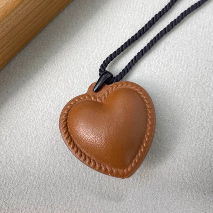Wholesale Love necklace with niche design and adjustable collarbone chain