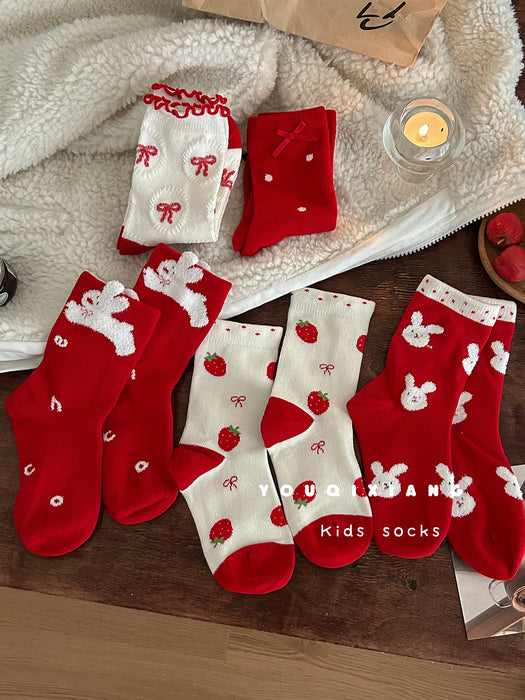 Wholesale Red mid-calf socks for girls in autumn and winter.