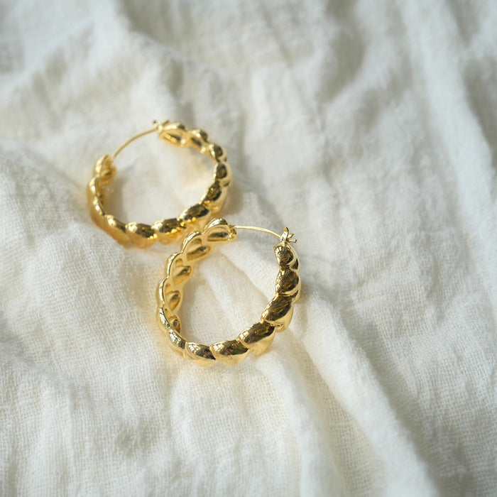 Wholesale High end minimalist heart-shaped earrings for women, retro personality, sweet peach heart earrings, ear loops, and ear buckles