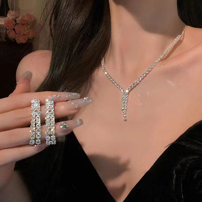 Wholesale Zircon necklace exudes a luxurious and luxurious vibe, with a fashionable collarbone chain and versatile accessories