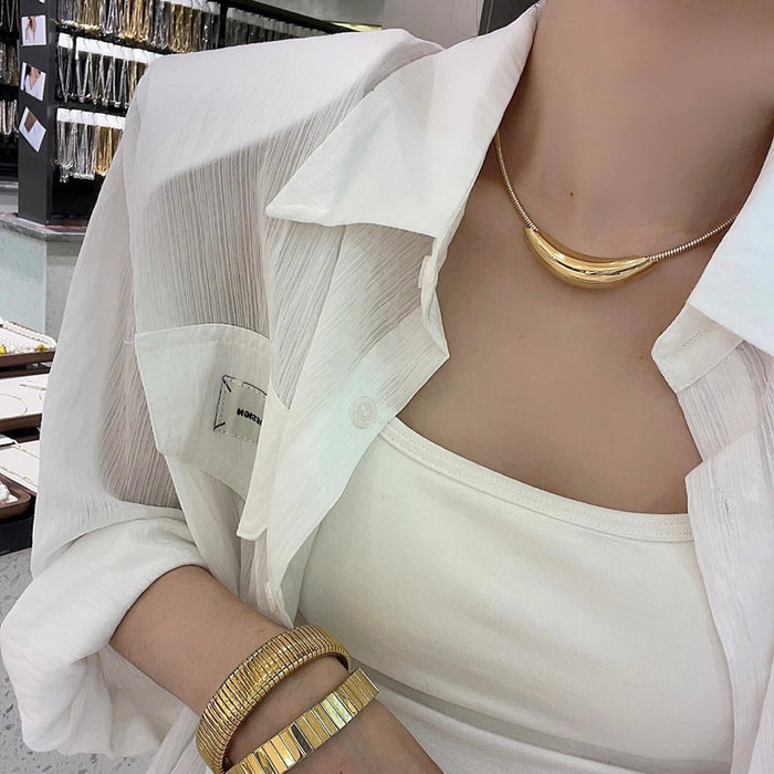 Wholesale Titanium steel necklace does not fade, high-end cool metal wind curved bend pendant design collar fashionable and versatile necklace