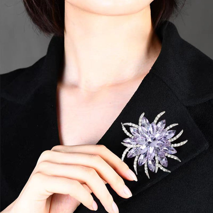 Wholesale Elegant and dynamic brooch, light luxury, fashionable and dreamy brooch accessory