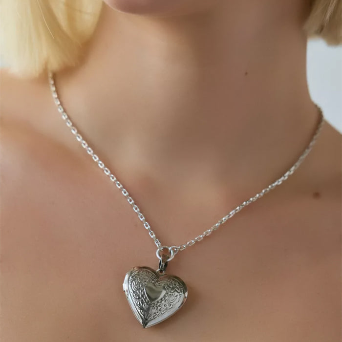 Wholesale Fashionable couple love pendant necklace exquisite can be opened photo frame peach heart collarbone chain for women