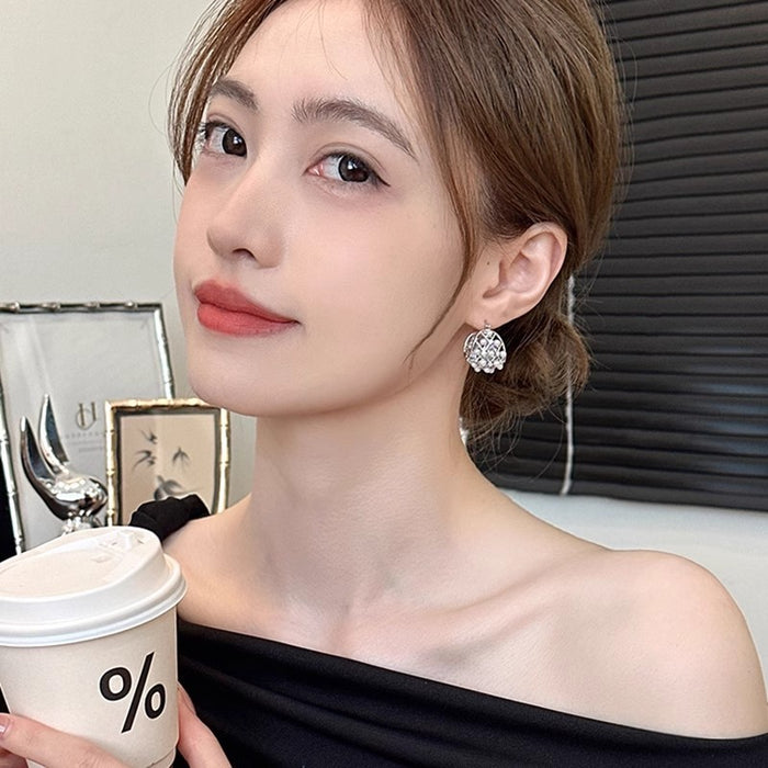 Wholesale Elegant hollow pearl earrings with high-end ear loops, niche design, high-end and unique earrings