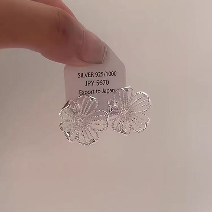 Wholesale Silver needle hollowed out silver flower earrings, new exquisite, light luxury, simple and versatile earrings