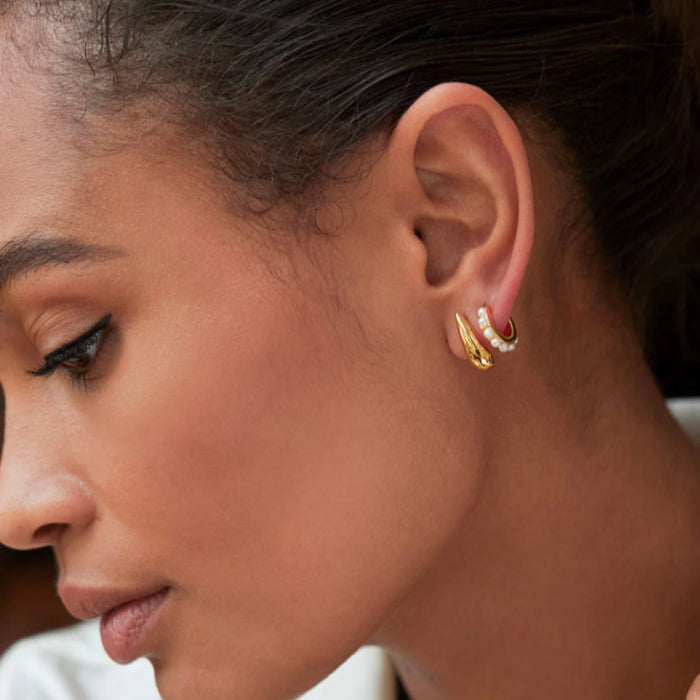 Wholesale  metal brass plated 18k gold inlaid pearl earrings S925 silver pin earrings for women