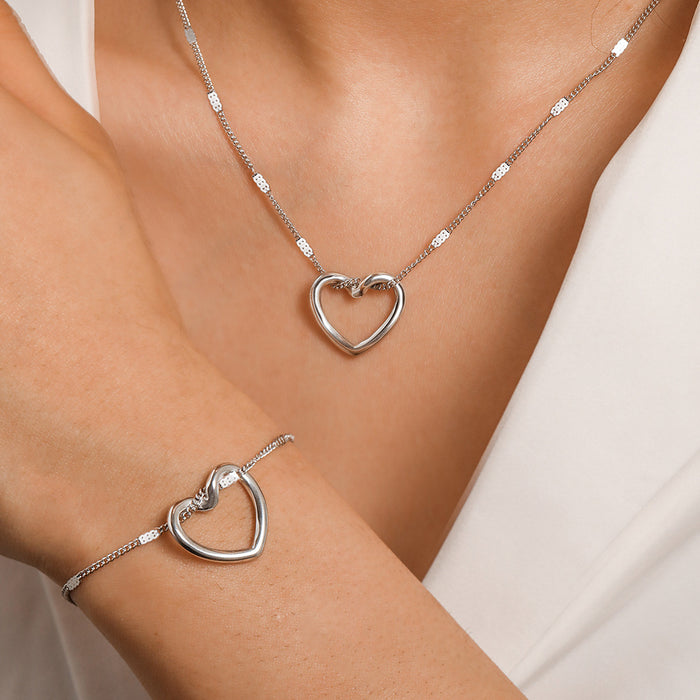 Wholesale Stainless steel niche hollow heart necklace bracelet with simple design pendant collarbone chain set
