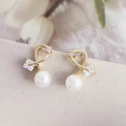 Wholesale Exquisite and compact earrings shine with a luxurious commuting feel, crossed zirconia ear clips