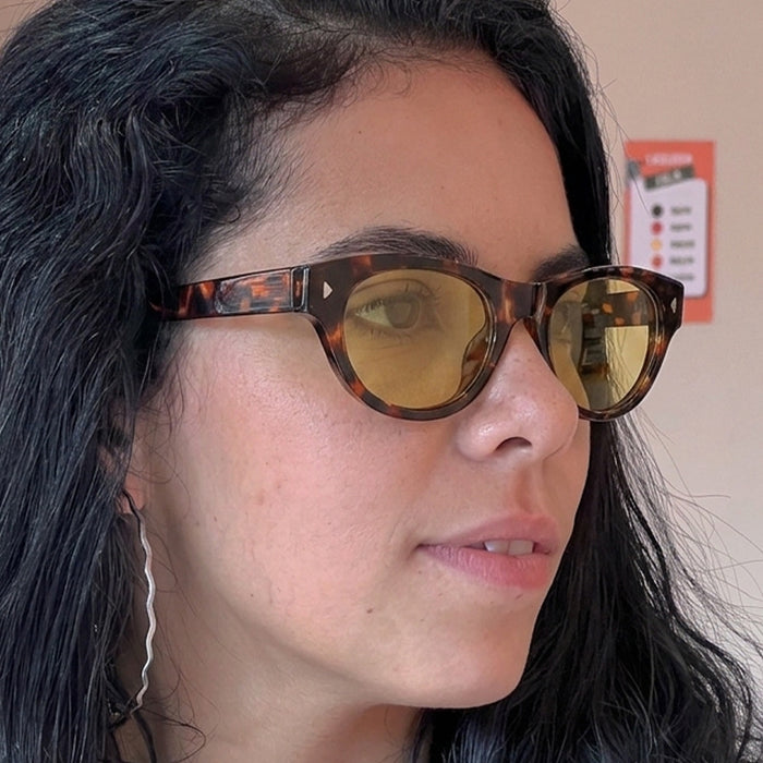 Wholesale Retro Square Sunglasses for Women Trendy UV400 Black Frame Gray Lens Fashion Accessory