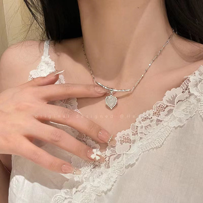 Wholesale Electroplated Alloy Heart Shape Clavicle Necklace Fashion Accessory MOQ≥2