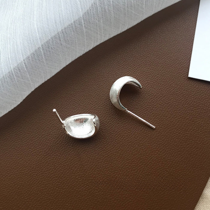 Wholesale 2 sterling silver fashionable and compact brushed frosted curved earrings with a simple and versatile temperament
