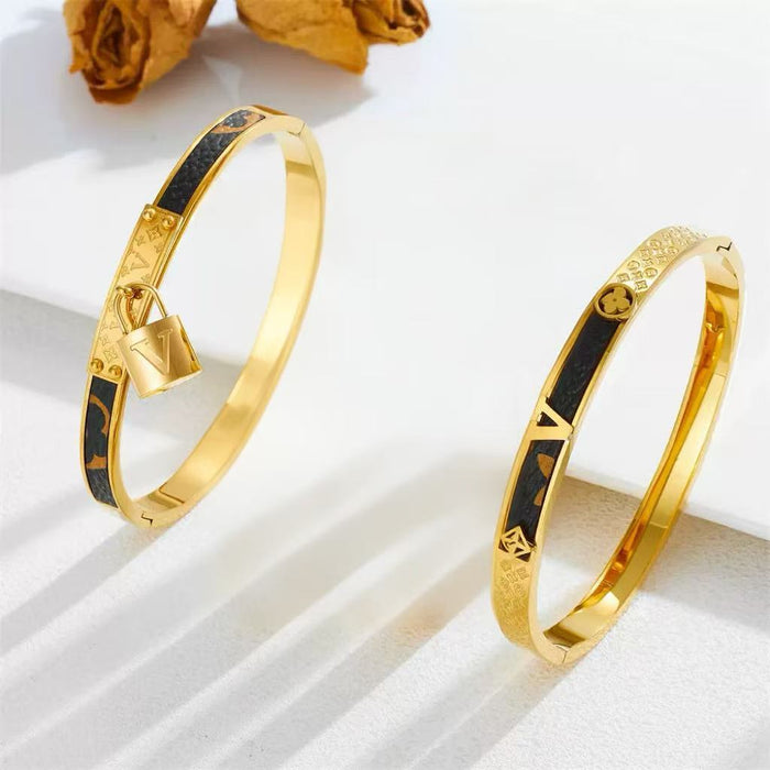 Wholesale V-Shaped Leather Titanium Steel Bracelet Jewelry