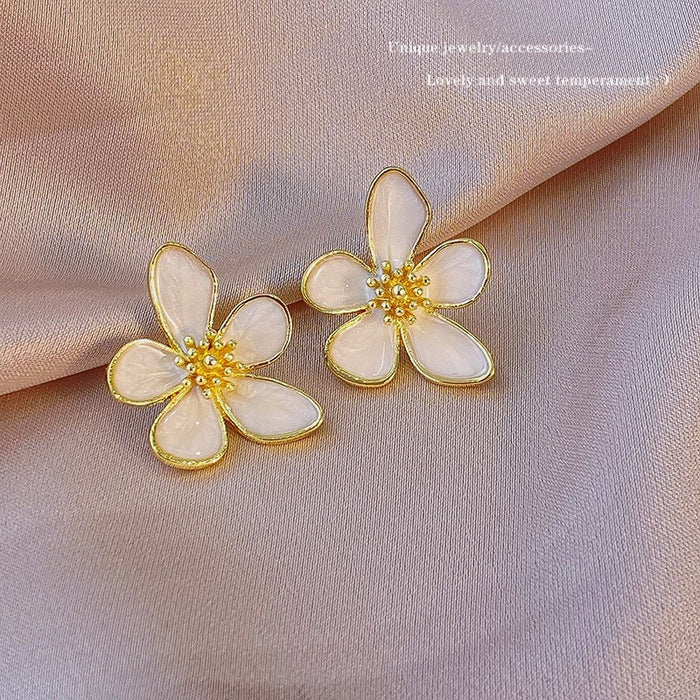 Wholesale Minimalist white glazed flower earrings, niche fashion, exquisite atmosphere, quality, versatile, wholesale of ear accessories