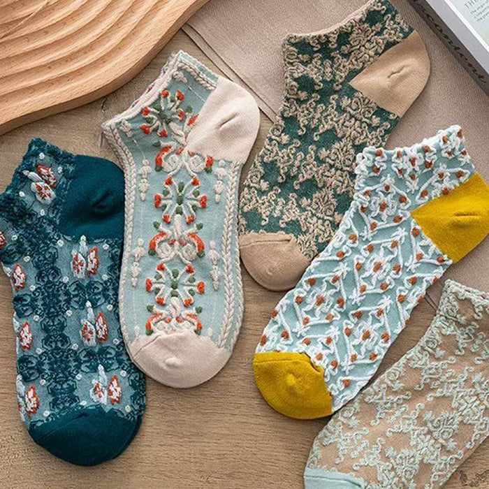 Wholesale Wearing plain cotton socks with a central tube for casual and versatile wear