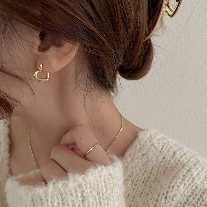 Wholesale Hollow out heart-shaped earrings for women with simple and delicate silver needle ear loops