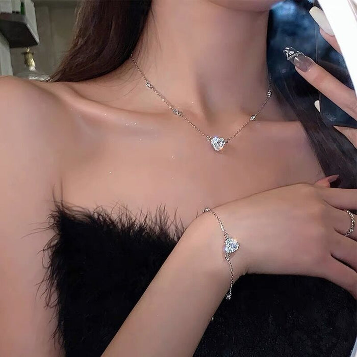 Wholesale Fashionable zircon heart-shaped necklace, light luxury, niche design, collarbone chain with accessory necklace