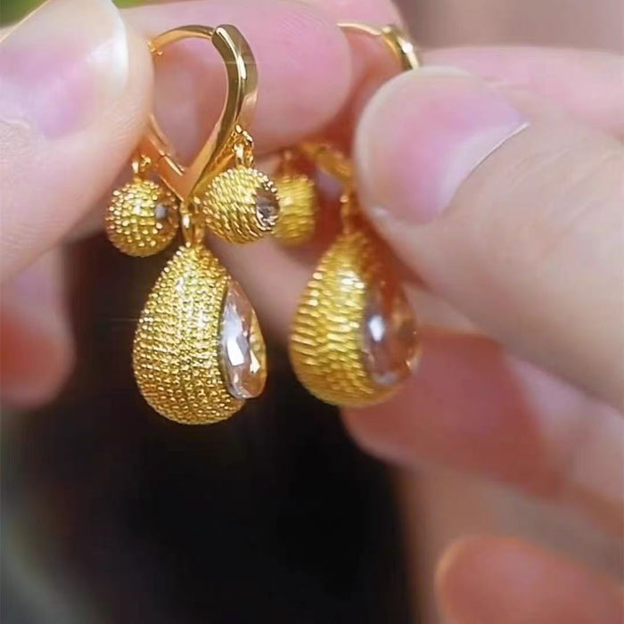 Wholesale Exquisite, fashionable, versatile diamond studded earrings with personalized design, ear buckles, niche water droplet earrings