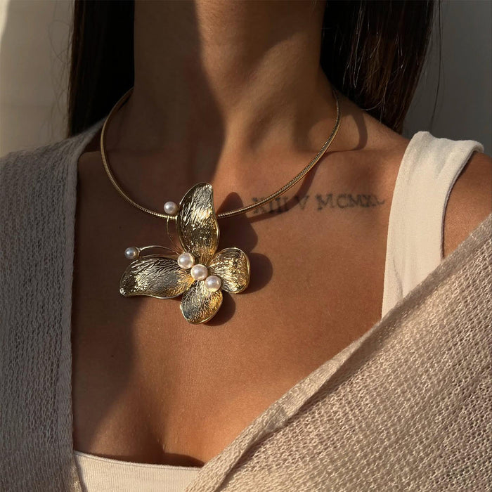 Wholesale Fashionable exaggerated three-dimensional butterfly necklace, niche personalized long metal wrapped collar