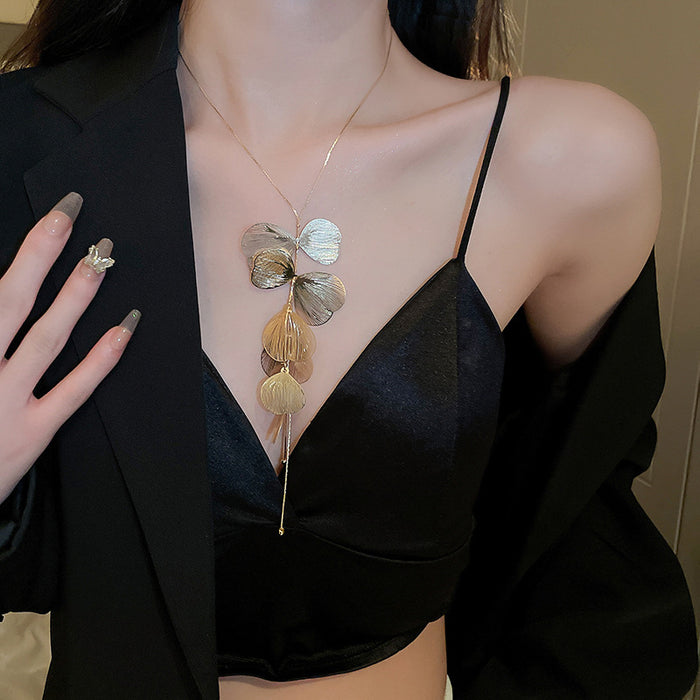 Wholesale Metallic Ginkgo Leaf Flower Necklace Personality Elegant Necklace