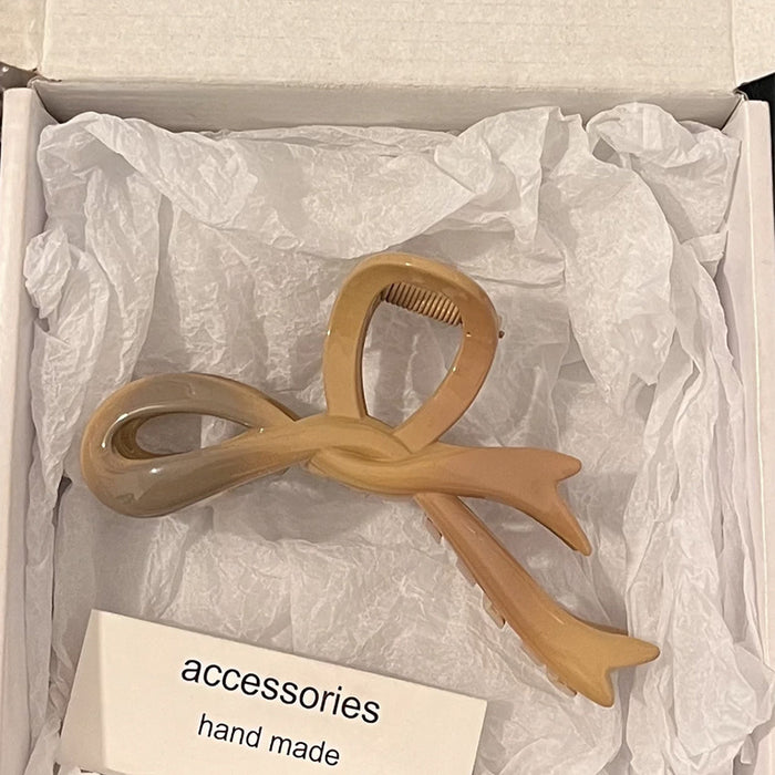 Wholesale Bow shaped acrylic hair clip for women's hair accessories with a high-end feel. Back of the head hair clip with a large shark clip