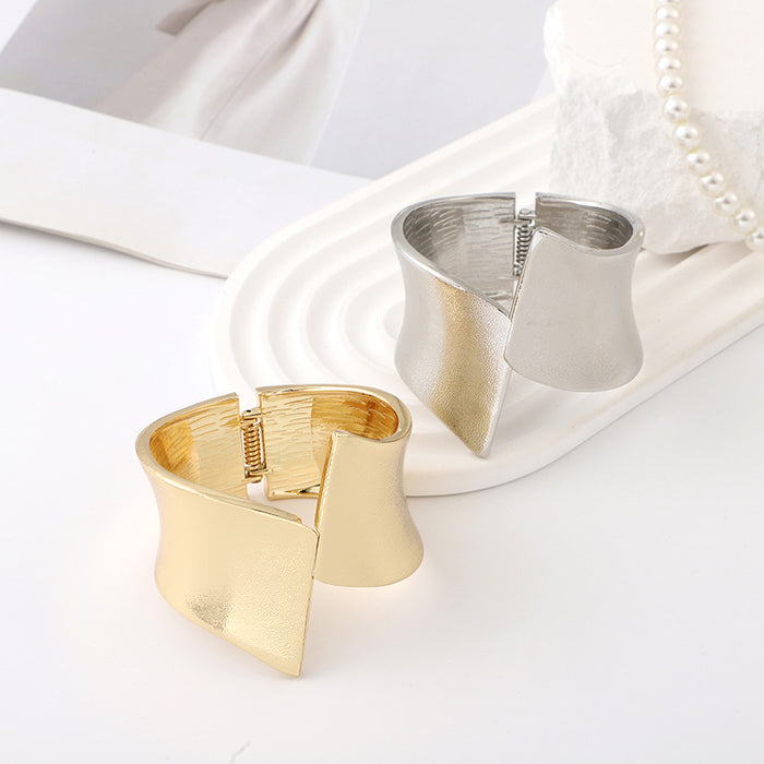 Wholesale Wholesale of wide face jewelry bracelets, personalized accessories, exaggerated symmetrical electroplated bracelets, open alloy bracelets