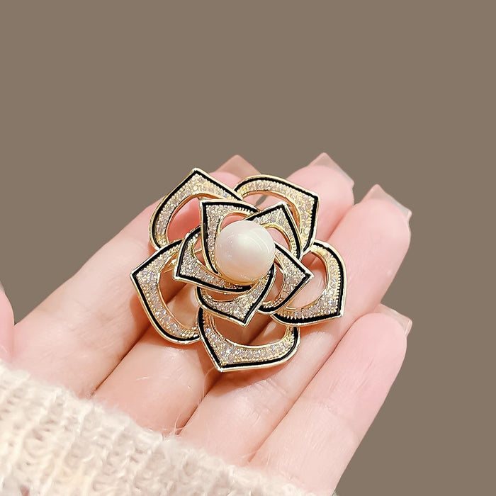 Wholesale New hollowed out chest flower brooch with exquisite high-end design sense, brooch coat accessory