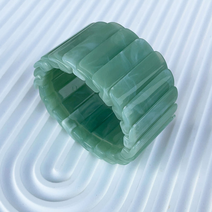 Wholesale New fashionable women's fashion acrylic fish scale shaped bracelet